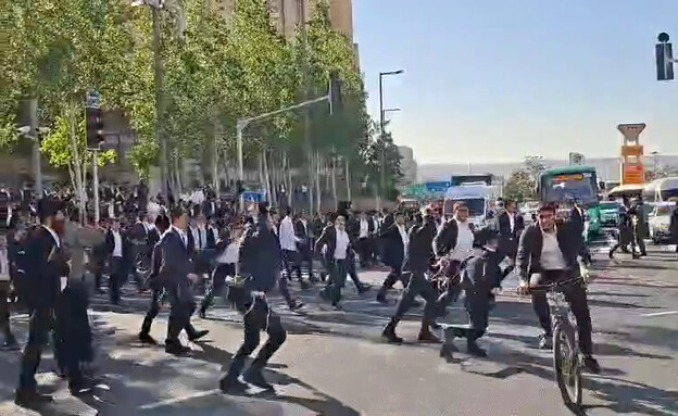 חרדים קיצוניים חוסמים את הכניסה לירושלים בהפגנה
