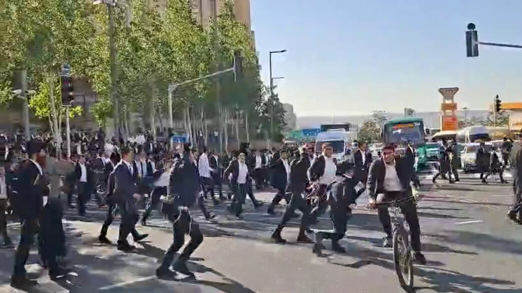 חרדים קיצוניים חוסמים את הכניסה לירושלים בהפגנה חרדים קיצוניים חוסמים את הכניסה לירושלים בהפגנה