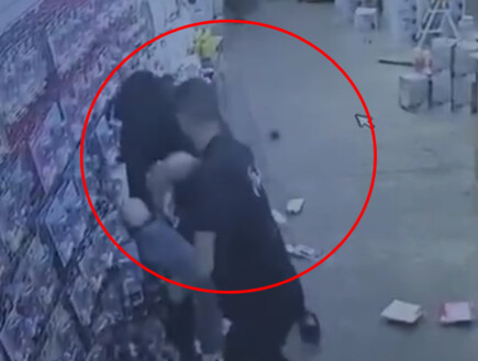 ויכוח בין עובדים במקס סטוק הוביל לקטטה אלימה מול הלקוחות: "ניסו להפריד"