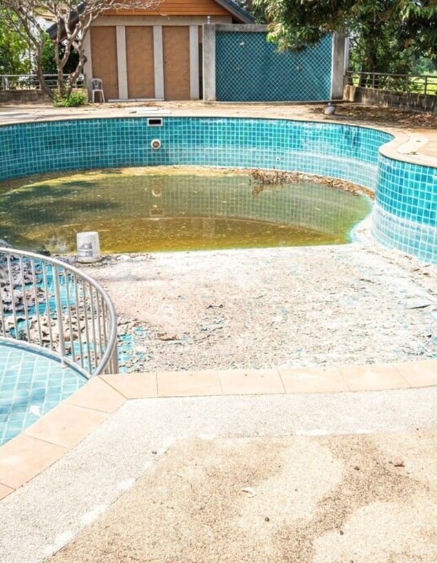 בריכה ישנה ריקה שבורה 