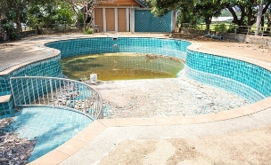 בריכה ישנה ריקה שבורה  (צילום: shutterstock_Decha_Photography)