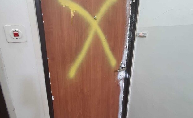 טל רוזנבליט, נעצר לאחר שרעול פנים ריסס את הדלת של 