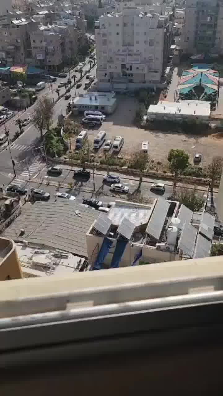 שוטרים עוצרים את התנועה ברמת גן כדי לסייע למשפחת ברווזים לחצות את הכביש