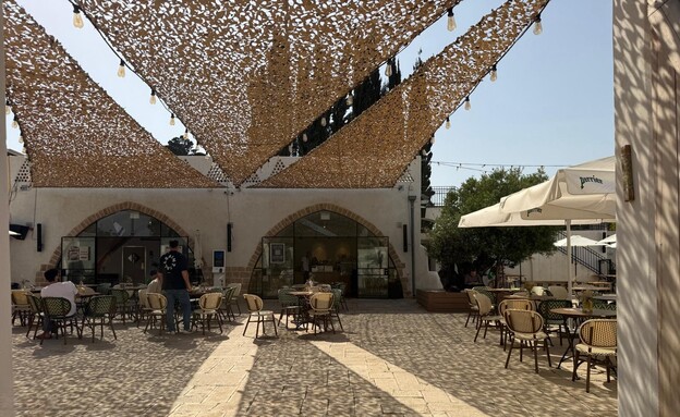 תחת כיפת השמים אבל יש מאווררים. מצפור קפה תחת כיפת השמים אבל יש מאווררים. מצפור קפה