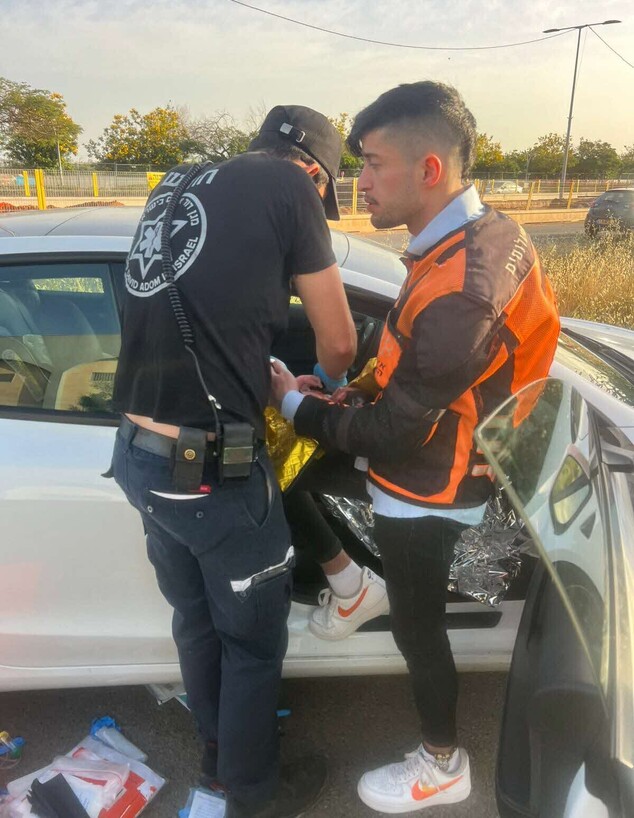 צוות מד"א ליד המכונית של סתיו אוליאל כהן לאחר הלידה