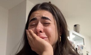 אנג'ל ברנס מתפרקת בבכי (צילום: instagram)