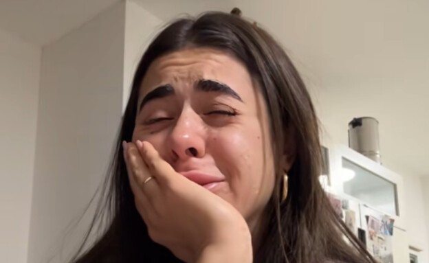 אנג'ל ברנס מתפרקת בבכי (צילום: instagram)