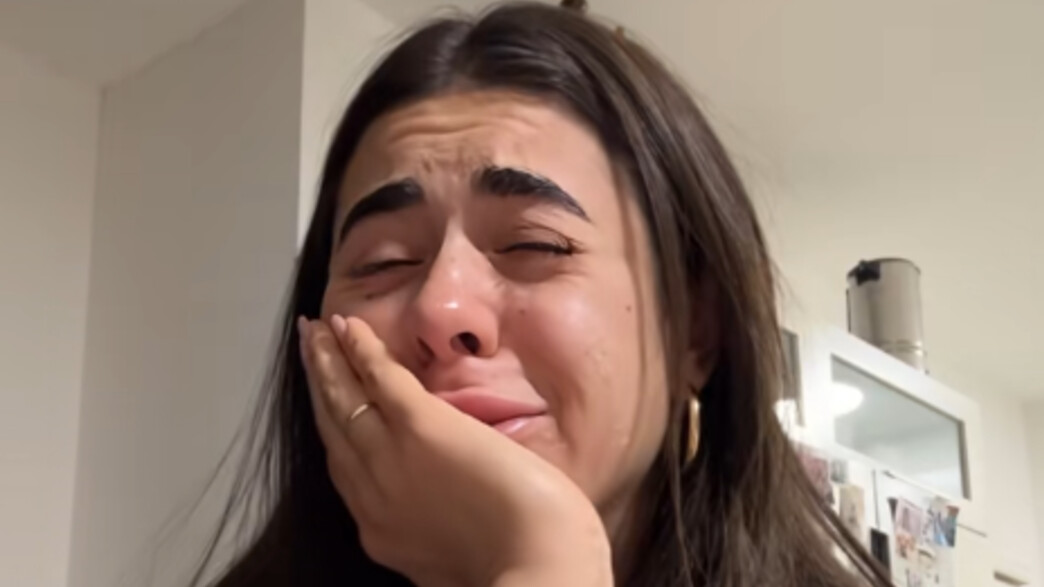 אנג'ל ברנס מתפרקת בבכי