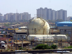 מתחם פי גלילות, 2002