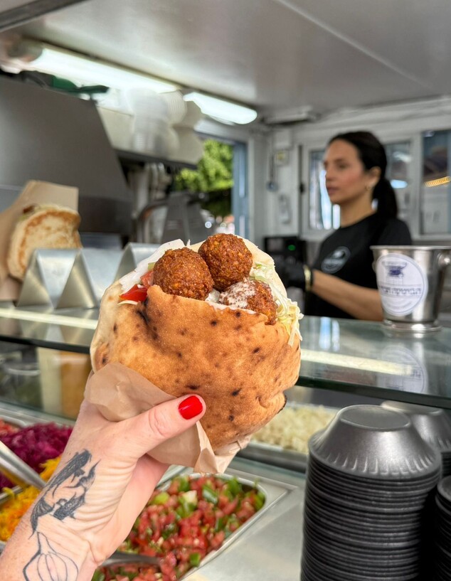 נוי הבת של אמנון והכדורים של הבוטקה הכחול