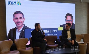 רועי גבאי ראש עיריית יבנה בכנס אורון נדל"ן