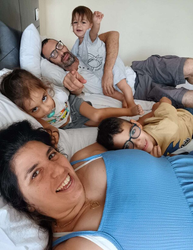 גיא ספיר עם כל משפחתו גיא ספיר עם כל משפחתו
