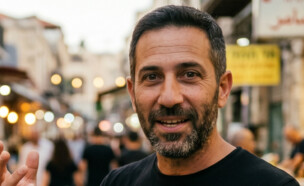 גבר עומד ברחוב (AI: mako)