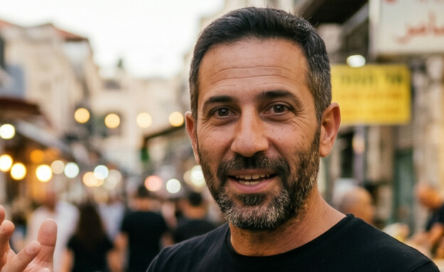גבר עומד ברחוב (AI: mako)