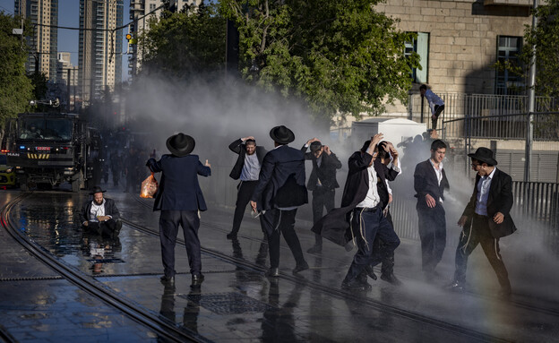 חרדים חוסמים את רחוב יפו בירושלים חרדים חוסמים את רחוב יפו בירושלים