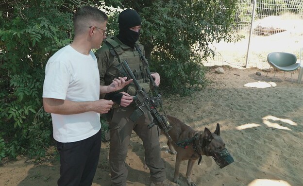 הלוחם ד' עם הכלב דייסון