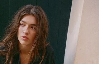 נעלי בובה לבנות (צילום: Pull & Bear)