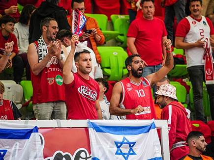 נשארה עם הקהל הרציונלי. אוהדי הפועל אמש בבוטבגראד (Photo by Yulian נשארה עם הקהל הרציונלי. אוהדי הפועל אמש בבוטבגראד (Photo by Yulian