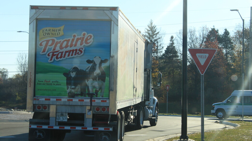 משאית של חברת Prairie Farms Dairy משאית של חברת Prairie Farms Dairy