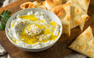 גבינת לאבנה עם שמן זית וזעתר (צילום: Brent Hofacker, shutterstock)