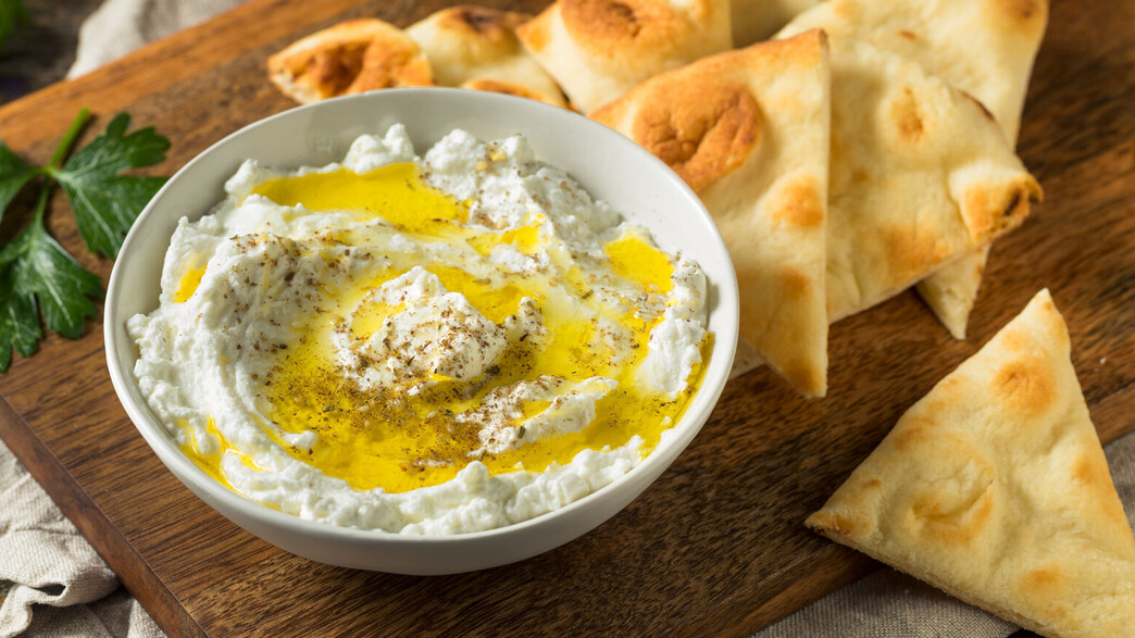 גבינת לאבנה עם שמן זית וזעתר