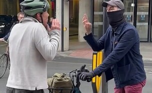 חטף עצבים: התיעוד הבעייתי של בנדיקט קמברבאץ' בלונדון (צילום: SWNS)