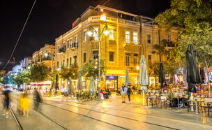 לילה רחוב יפו ירושלים  (צילום: maziarz, shutterstock)