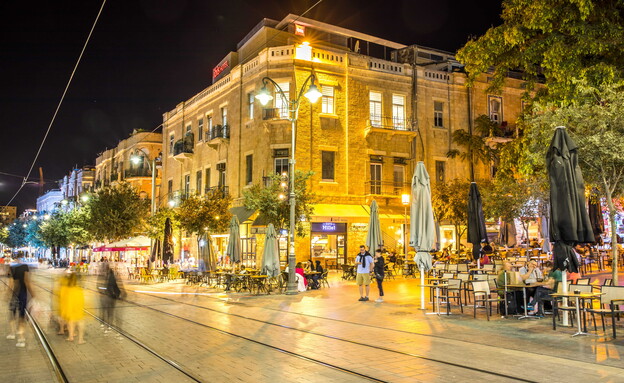 לילה רחוב יפו ירושלים  (צילום: maziarz, shutterstock)