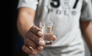 גבר שותה ערק (צילום: shutterstock)