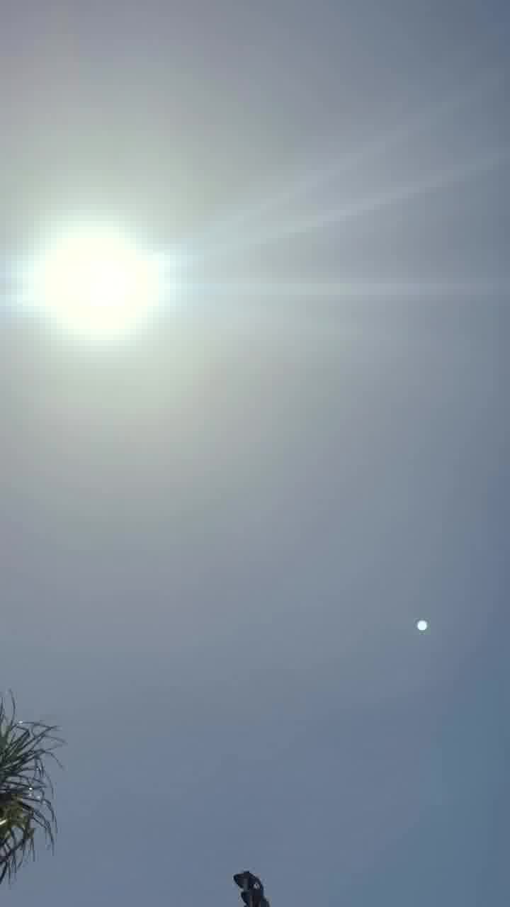 כוכב הכדורגל שירן ייני חושף על המגרש את הרקדנית קארין סורוצינסקי איתה יבלה את עונת הריקודים הקרובה