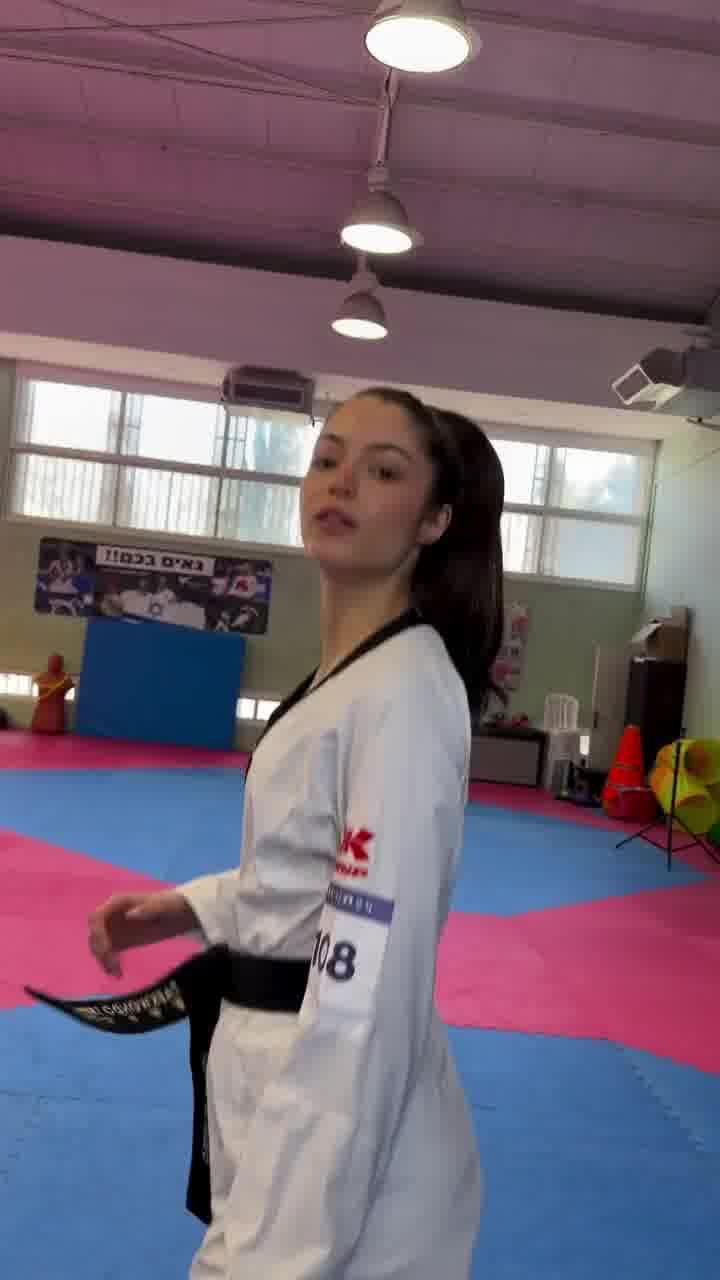 המדליסטית האולמפית אבישג סמברג מחליפה את הבעיטות בצעדי ריקוד יחד עם עם איוון דניסובר