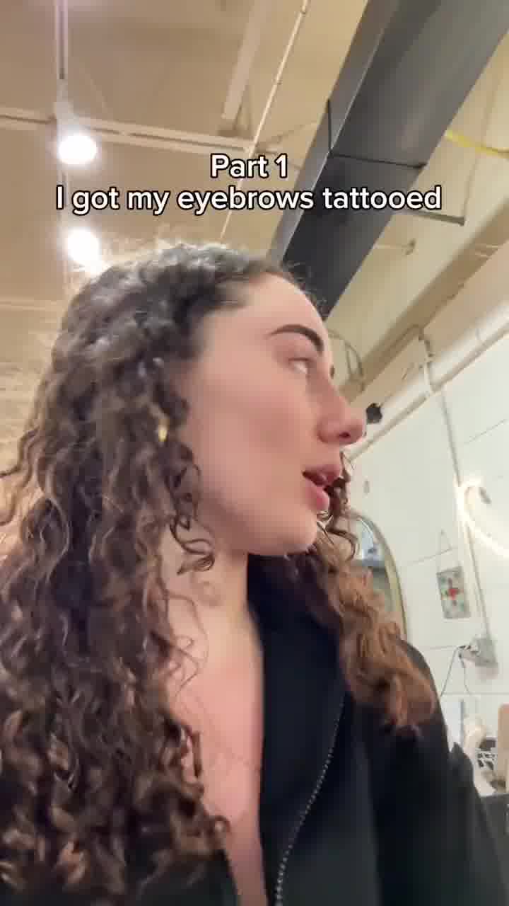 "אני לא משלמת על זה": הגיעה לקעקע את הגבות - ונחרדה מהתוצאה