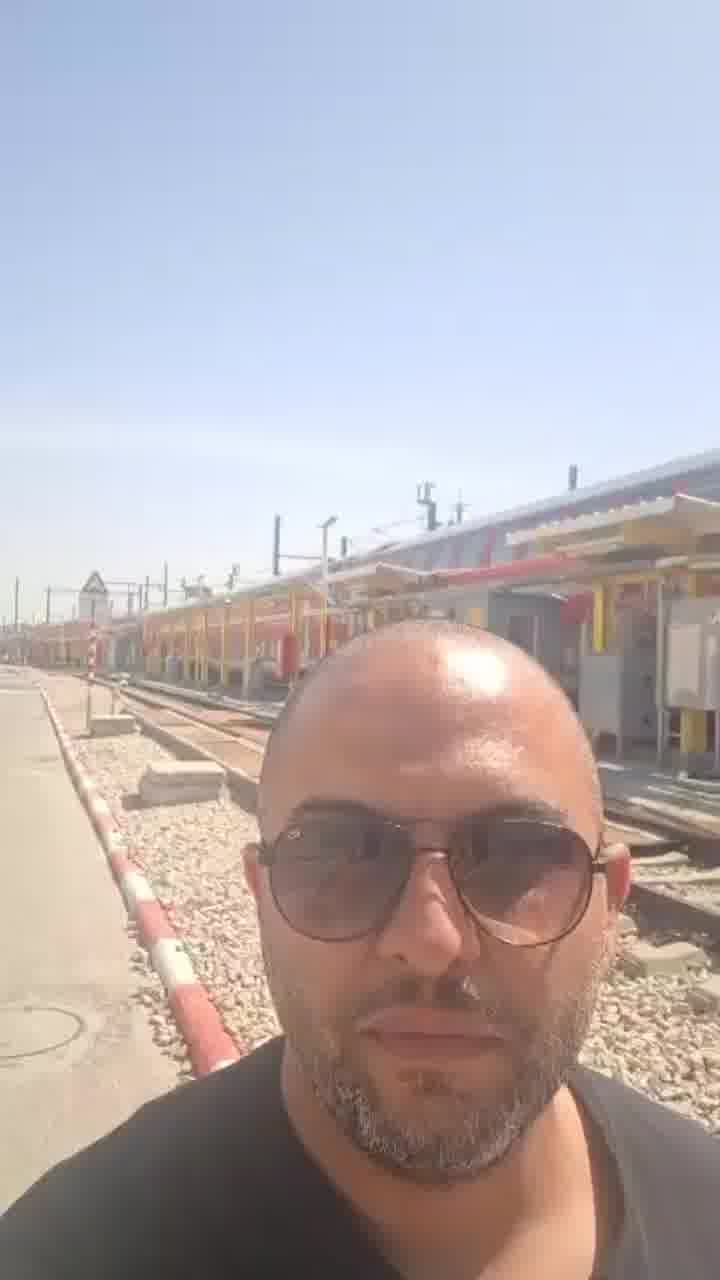 אבי בן אבו, בעבר מתמודד בכוכב נולד 8 והיום נהג קטר ברכבת ישראל, מאחל בהצלחה לנועם בתן