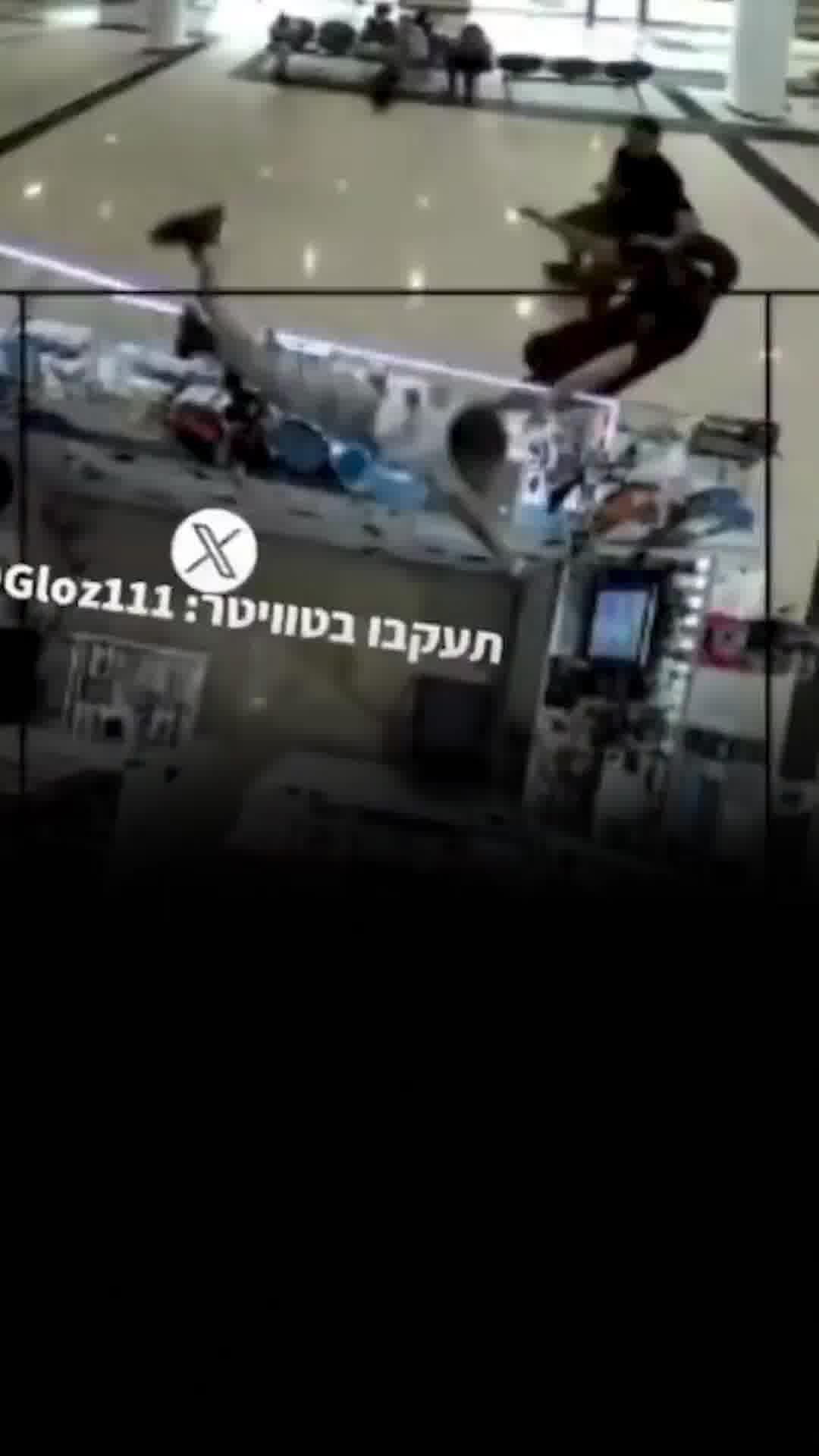תיעוד קשה: בן 6 מעד במדרגות נעות ונפל מגובה בקניון רמלה. הוא נחבל בראשו, מצבו עודכן לקל.