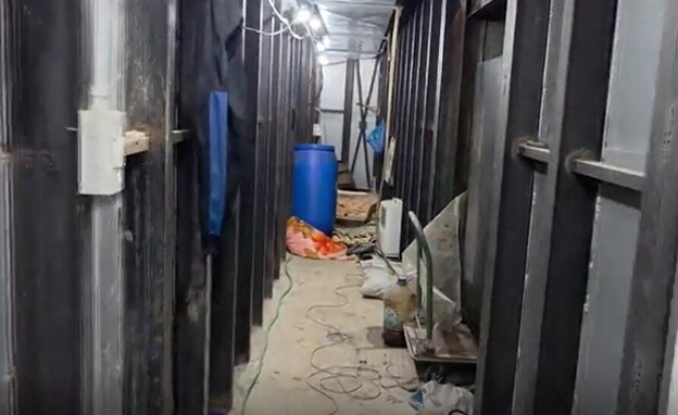 מנהרת הטרור מתחת לחנות הבגדים בלבנון מנהרת הטרור מתחת לחנות הבגדים בלבנון