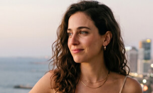 אישה עומדת על מרפסת ומביטה אל הים (AI: mako)