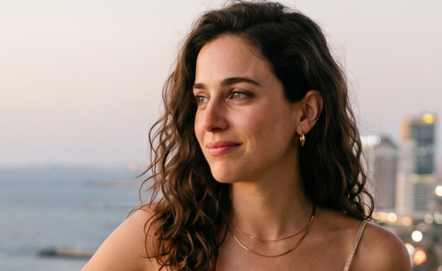 אישה עומדת על מרפסת ומביטה אל הים (AI: mako)