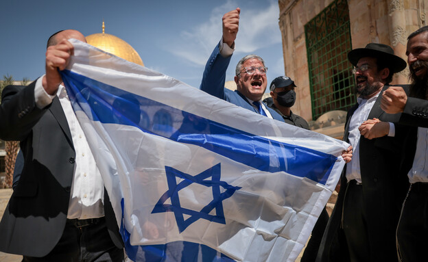 איתמר בן גביר מניף דגל ישראל בהר הבית איתמר בן גביר מניף דגל ישראל בהר הבית