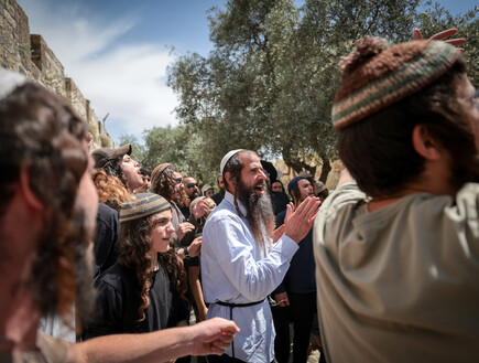 כיסאות הושלכו לפני מצעד הדגלים, החלו עימותים עם שוטרים