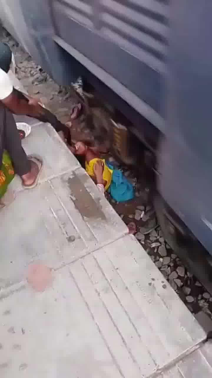 הודו: אישה הגנה בגופה על שני ילדים שניסו לחצות מסילת רכבת 