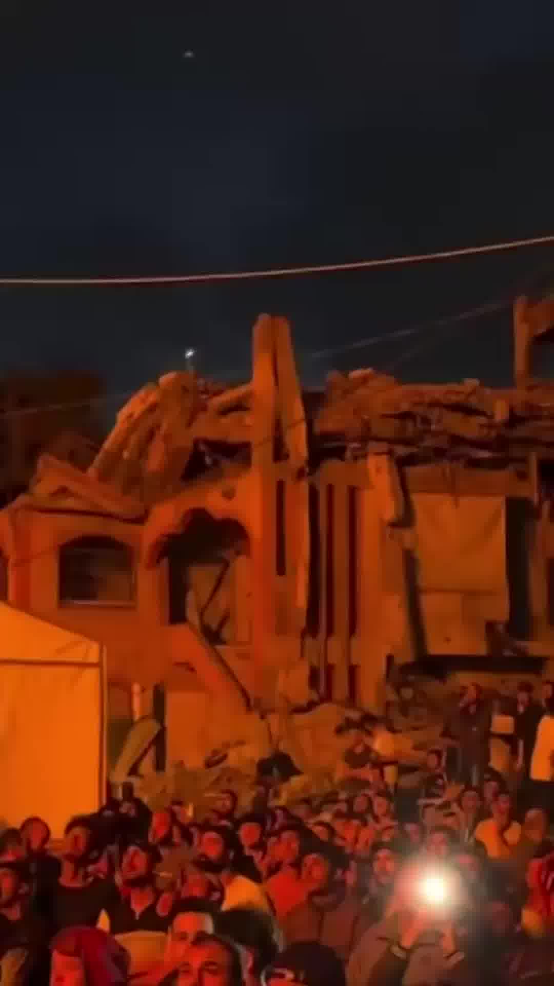 עשרות מתושבי עזה התאספו לצפות בבניין בו בוצע החיסול שעדיין בוער