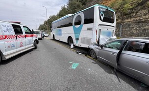 זירת התאונה בכביש 1 (צילום: צוות הצלה)