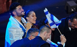 נועם בתן מקבל דוז פואה בגמר אירוויזיון 2026 (צילום:  GEORG HOCHMUTH / APA / AFP via Getty Images)