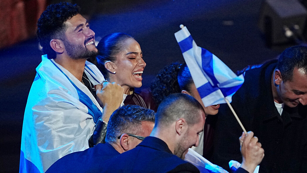נועם בתן מקבל דוז פואה בגמר אירוויזיון 2026 נועם בתן מקבל דוז פואה בגמר אירוויזיון 2026