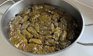 עלי גפן במילוי אורז (צילום: יעל קצב, mako אוכל)