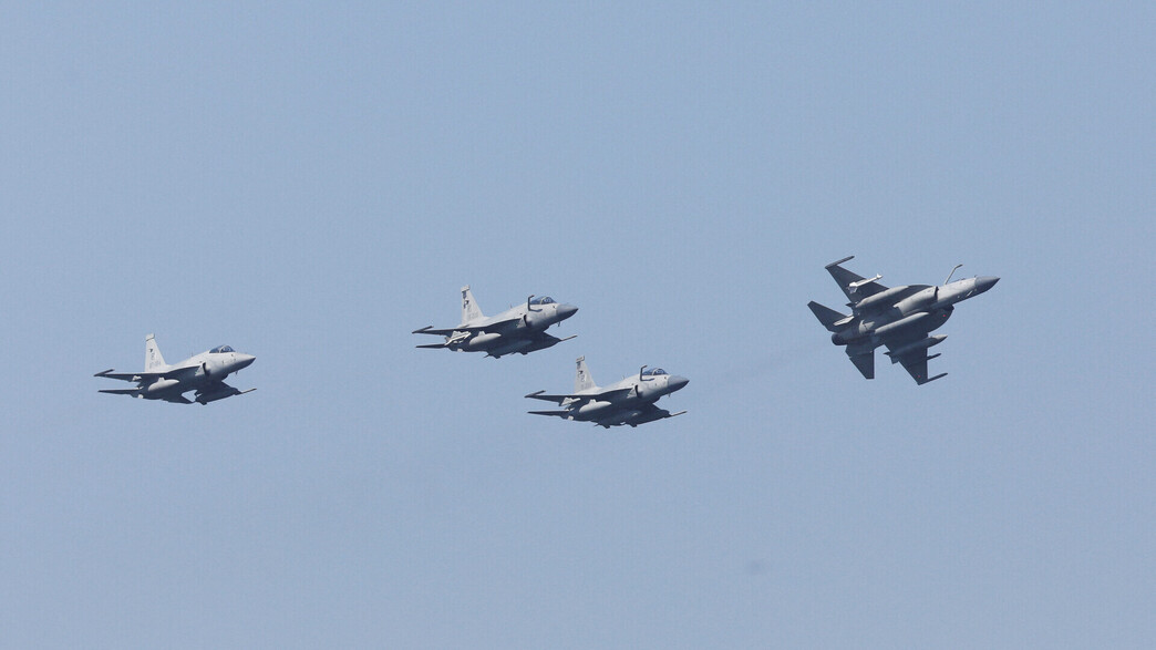 מטוסי קרב פקיסטניים בתרגיל משותף בים הערבי מטוסי קרב פקיסטניים בתרגיל משותף בים הערבי