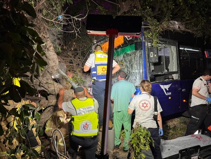 "כל האוטובוס מרוסק על המדרכה": הקריאה למד"א על התאונה הקשה בתל אביב