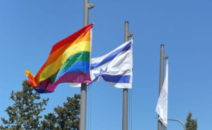 דגל הלהט"ב בבית הספר עמקים-תבור (צילום: פייסבוק עמקים-תבור)