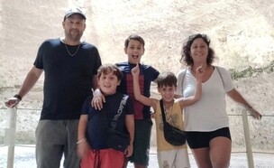 נטע ברגר ומשפחתה (צילום: באדיבות המצולמת)