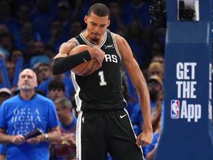 לפנתיאון הפלייאוף. וומבניאמה (GETTY) לפנתיאון הפלייאוף. וומבניאמה (GETTY)